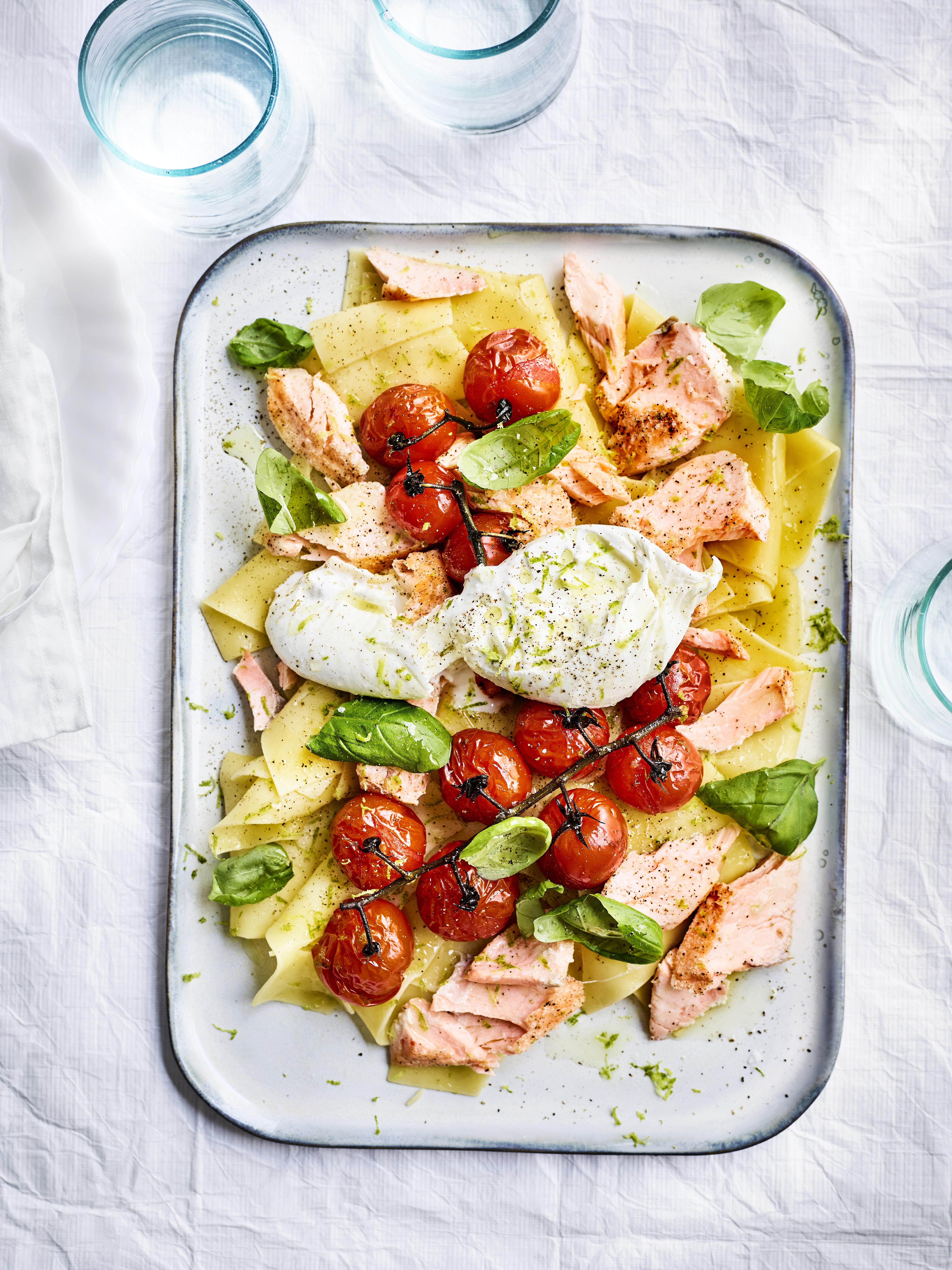 Verse pasta met zalm, burrata en gepofte tomaatjes